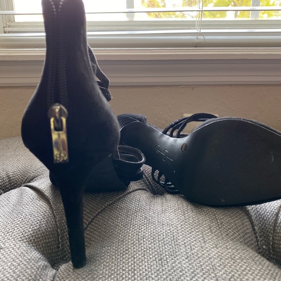 Women’s Heels - Picture 4 of 7